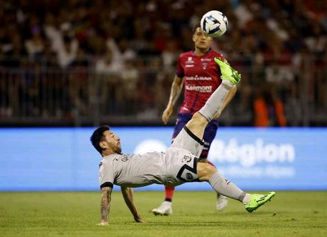 Football Kick Bicycle Kick, Football Images, Football Photos, St Germain, Cool Wallpapers Cartoon, Soccer Pictures, Paris Saint-germain, Neymar Jr, Shakira