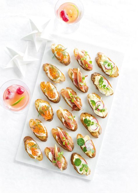 Crostini Platter, Christmas Starters Ideas, Starters Recipes Christmas, Christmas Dinner Starters, Starters Ideas, Christmas Meal Planner, Christmas Nibbles, Starter Ideas, Christmas Canapes