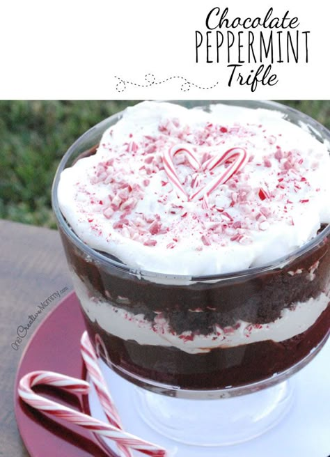 Easy Holiday Chocolate Peppermint Trifle Recipe {Use your favorite cake mix, candy canes and Andes Peppermint Crunch Baking Bits for this quick Christmas dessert} OneCreativeMommy.com Chocolate Peppermint Trifle, Peppermint Trifle, Peppermint Brownie Trifle, Quick Christmas Dessert, Desserts Nutella, Peppermint Dessert, Christmas Trifle, Brownie Trifle, Smores Dessert