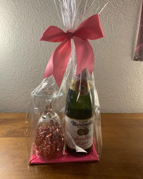 Wine Glass Gift Basket, Wine Glass Gifts Ideas, Alcohol Gift Baskets, Glass Crafts Diy, Bottle Gift Wrapping, Valentine Drinks, Christmas Treats Boxes, Christmas Wreaths Diy Easy, Wine Gift Baskets