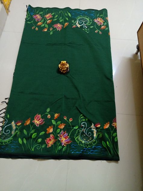 Dupatta Painting, Saree Painting Designs, Saree Painting, Fabric Painting Techniques, Painted Fabric, Hand Painted Fabric, Hand Painted Sarees, Saree Design, Art Decor Diy