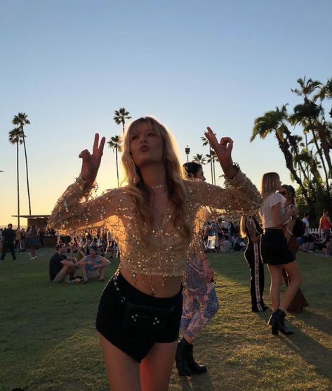 Coachella Outfit Sparkle, Festival Outfit Sparkle, Golden Outfit Party, Sparkle Festival Outfit, Festival Inspo Pics, Festival Outfits Colorful, Festival Fits Summer, Lalapalooza Outfits Chicago, Coachella Outfit 2023