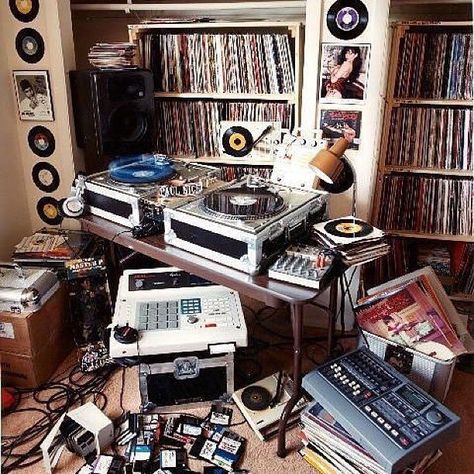 Vinyl Aesthetic, Home Studio Setup, Music Studio Room, Audio Room, Home Studio Music, Perfect Bedroom, Studio Room, Studio Setup, Music Production