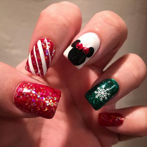 Disney Christmas Nail Art Disney Themed Nails Acrylic Christmas, Disney Holiday Nails Simple, Christmas Minnie Nails, Mickey Mouse Christmas Nails Design, Christmas Mickey Mouse Nails, Mary Poppins Nails, Christmas Disney Nail Designs, Holiday Disney Nails, Disney Christmas Nails Acrylic