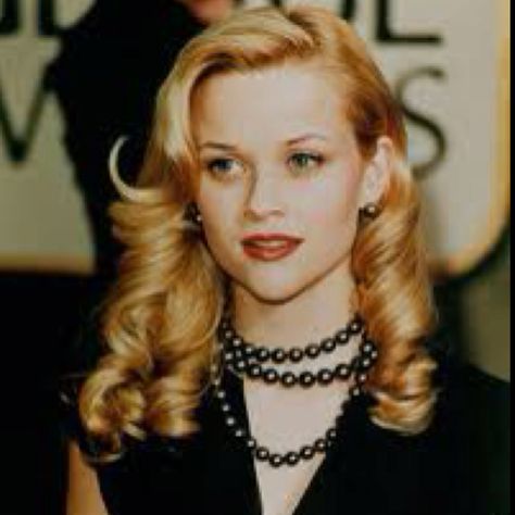 Bride hair Reese Witherspoon Hair, Hair Down Styles, 40s Hairstyles, Vintage Curls, Glam Hair, Head Hair, Retro Hairstyles, Reese Witherspoon, Formal Hairstyles