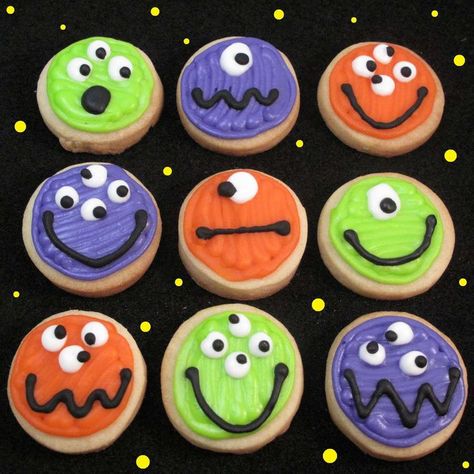 Halloween Sugar Cookies Decorated, Dulces Halloween, Halloween Cookies Decorated, Halloween Sugar Cookies, Monster Crafts, Monster Theme, Mini Monster, Halloween Goodies, Monster Birthday