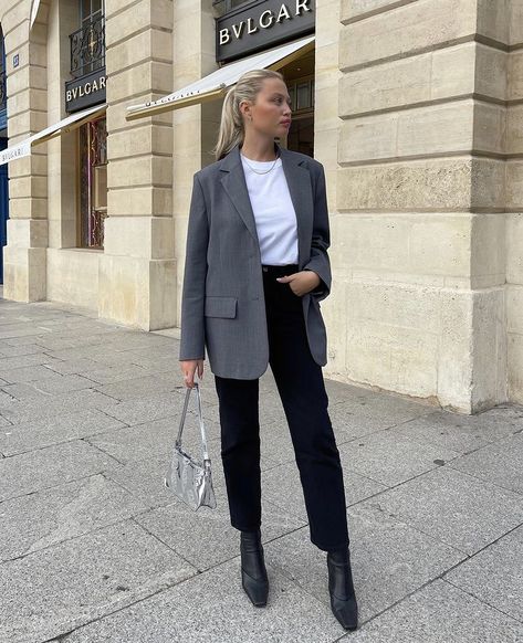 Grey Blazer Outfit Work, Gray Blazer Outfit Women, Grey Blazer Women, Grey Blazer Outfit, Preppy Chic Outfits, Blazer Outfits Casual, Blazer Outfits For Women, Stylish Work Attire, Blazer Outfit