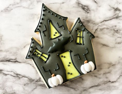 Learn How To Decorate a Glowing Haunted House Cookie! - Your Baking Bestie Haunted House Cookies, Make A Haunted House, Halloween Cookie Designs, Cookie Decorating Tutorial, Coffin Cookies, Halloween Mirror, House Cookies, Drop Cookie Recipes, Cut Out Cookie Recipe