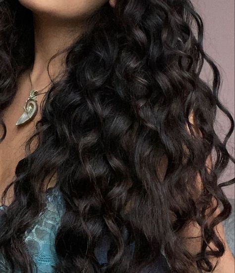 Curly Hairstyles Ideas, Wave Hairstyle, Wave Hairstyles, Models Outfits, Dark Curly Hair, Black Wavy Hair, Retro Wave, Sleek Chic, Cute Curly Hairstyles