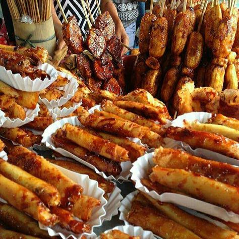 Filipino Highschool, Turon Banana, Highschool Experience, Filipino Food Party, Filipino Aesthetic, Iconic Clothes, Filipino Dessert, German Foods, Food Motivation