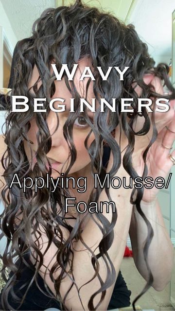 Natural Hair Mousse, Styling Curly Hair Naturally, Scrunch Hair Tutorial, Irish Curls, Hairstyles For Wavy Hair Medium, Moisturize Curly Hair, How To Style Wavy Hair, Wavy Hair Diy, Curly Hair Techniques