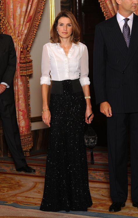 When She Wore a Button-Down Shirt to a Formal Event Simple Gowns, Royal Dresses, Full Length Gowns, Black Gown, Queen Letizia, 2000s Fashion, Royal Fashion, Fashion Trend, Skirt Outfits