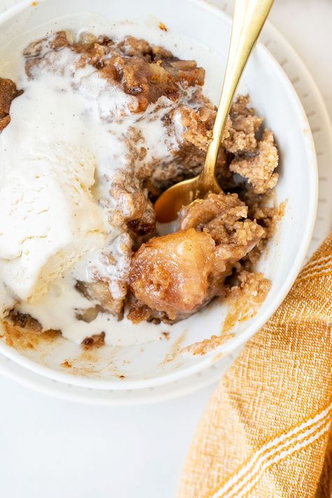 Crockpot Apple Dump Cake (3 Ingredients!) - Best Desserts Crockpot Apple Dump Cake, Slow Cooker Apple Cobbler, Apple Dump Cake Recipe, Apple Dump Cake, Crockpot Apple, Apple Cobbler Recipe, Apple Dump Cakes, Slow Cooker Apples, Crock Pot Desserts