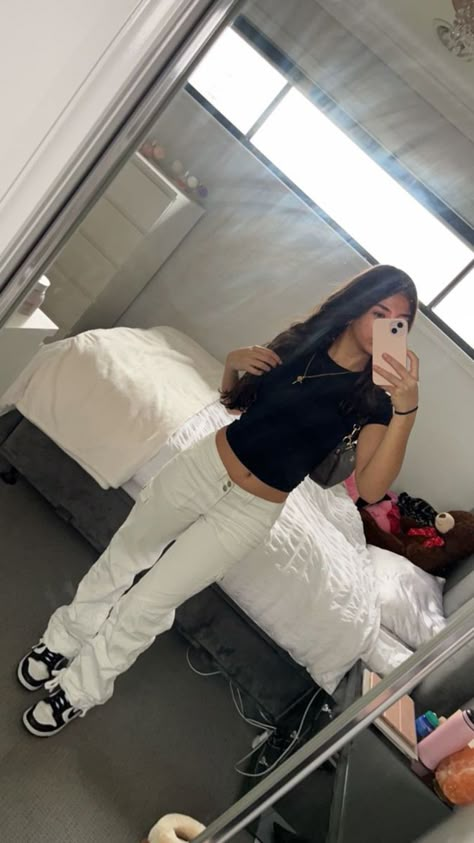 No Cuff Sweatpants Outfit, Rich Fashion Outfits, Outfit Inspo With Leggings, Cute Outfits Latina, Out To Eat Outfit, Winter Latina Outfits, Fresita Outfits For School, Fits For School Comfy, Basic Cute Outfits