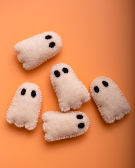 Handcrafted Felt Halloween Ornaments -  🎃👻 Add a touch of handmade charm to your Halloween decor with these delightful felt ornaments!  These felt puffy ghost can be the best ornaments this halloween.  These ornaments are meticulously handcrafted from high-quality felt, ensuring they're not only festive but also durable enough to be enjoyed year after year. Whether you're decorating a Halloween tree, enhancing your seasonal wreath, or adding a fun touch to your home, these ornaments are perfec Felt Ghost Pattern, Halloween Felt Ornaments, Felt Halloween Crafts, Felt Decor, Needle Felt Ornaments, Felt Ghost, Cute Felt Crafts, Felt Sewing, Felt Craft