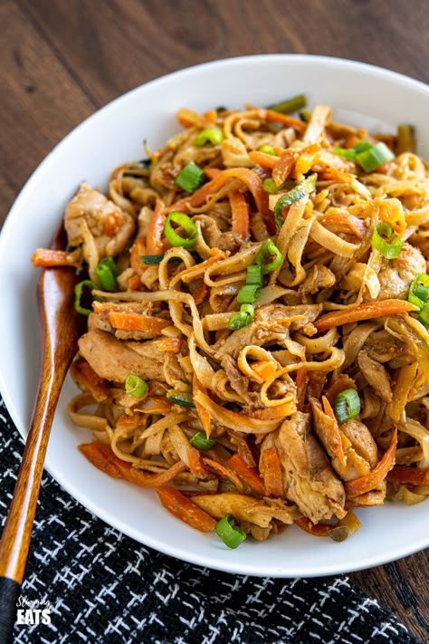 Chicken Recopes, Peanut Chicken Noodles, Stir Fry With Chicken, Easy Peanut Chicken, Peanut Sauce Chicken, Chicken Stir Fry With Noodles, Peanut Sauce Noodles, Salad Appetizer Cups, Salty Food