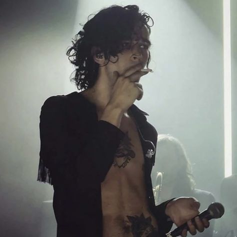 Matty Healy Hair, Lost My Head, Matthew Healy, Matt Healy, Ryan Ross, Matty Healy, The 1975, Light Of My Life, Real Man