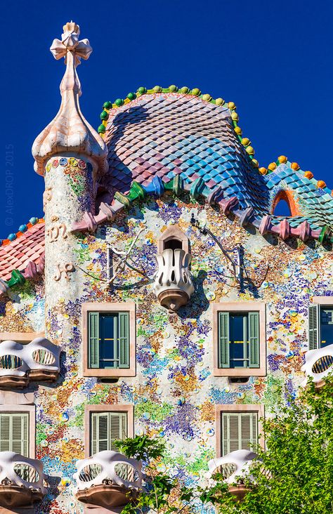 Casa Batlló - Barcelona - Spain (by Alex DROP) Gaudi Mosaic, Gaudi Architecture, Gaudi Barcelona, Antonio Gaudí, Architecture Design Drawing, Antoni Gaudi, Voyage Europe, Barcelona Travel, Cumbria