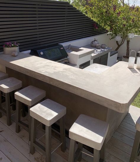 Outdoor Cement Bar Ideas, Concrete Grill Station, Cottage Entryway, Capira, Concrete Outdoor Kitchen, Pizza Oven Outdoor Kitchen, Small Country Homes, Outdoor Cooking Spaces, Outdoor Grill Station