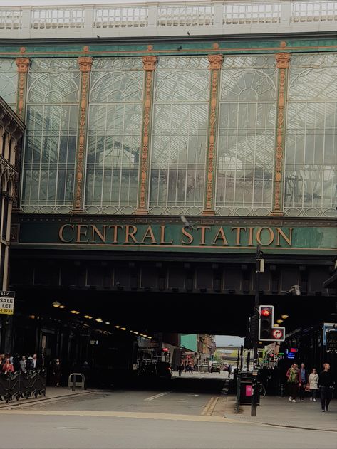 🚄🌞 Explore the Heart of Glasgow at Grand Central Station! 🌞🚄 📍 Location: Glasgow, Scotland 🚉 Featured Destination: Grand Central Station 📸 Photo Credit: Sun Sea and Dirt Step into a world of timeless elegance and modern marvels at Grand Central Station in Glasgow! 🚄✨ Discover the historic charm and bustling energy that make this station a must-visit destination. #GrandCentralStation #Glasgow #visitscotland #sunseaanddirt Glasgow Aesthetic, Gothic Bakery, Glasgow Photography, Scottish Aesthetic, Eleanor Oliphant Is Completely Fine, Glasgow Central Station, Harry Potter Ocs, Street Photography Ideas, Glasgow Botanic Gardens