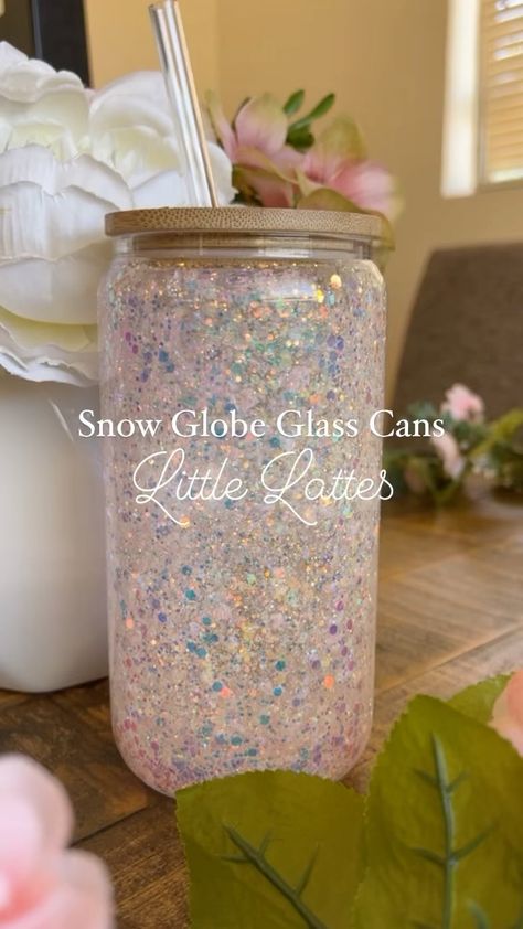 Glass Snow Globe Tumbler, Snowglobe Tumbler Ideas, Snowglobe Tumblers, Snow Globe Tumbler, Glitter Globes, Diy Snow Globe, Custom Cups, Cup Ideas, Glass Cups