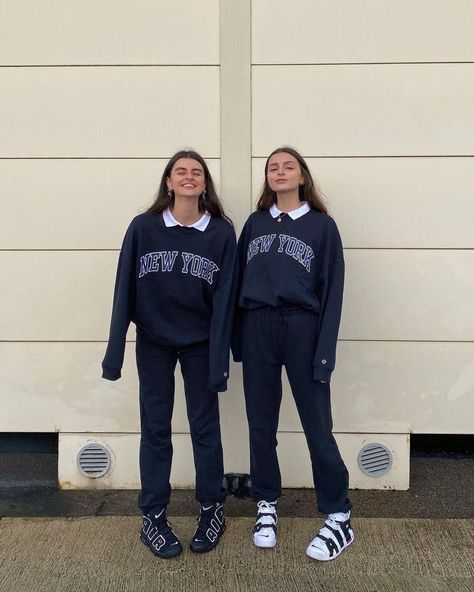 Twinning Outfits Friends For School, Twining Outfits Best Friends, Matching Twin Outfits, Twining Outfits, Bff Outfits Matching, Twinning Outfits, Bff Matching Outfits, Matching Friend, Bestie Outfits