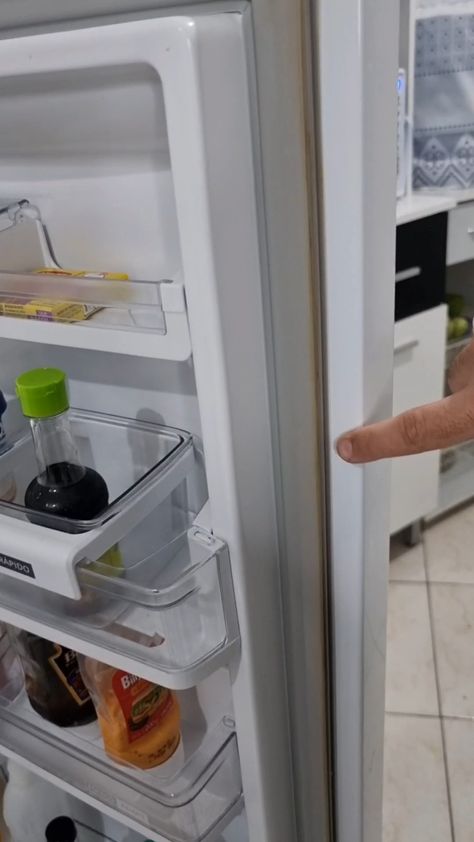 Powerful mix to clean your fridge! Awesome tip!! | refrigerator | Powerful mix to clean your fridge! Awesome tip!! | By Deolane bezerra Safety Hacks, Clean Refrigerator, Clean Fridge, Glass Of Water, Household Cleaning Tips, Diy Cleaners, Cleaning Recipes, Cleaning Ideas, White Vinegar