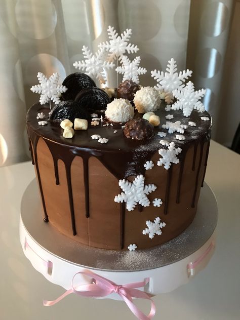 Christmas Chocolate Cake Ideas, December Cakes Birthday, Christmas Cake Ideas Easy, Chocolate Cake Christmas, Easy Christmas Cake Decorating Ideas, Cake Decorations Ideas, Christmas Chocolate Cake, Christmas Cake Decorating Ideas, Easy Christmas Cake