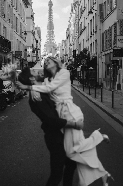 Love Session in Paris by Berivan Cipil › Beloved Stories Lovestory Street, Paris Couple Pictures, City Couples Photography, Paris Shooting, Paris Engagement Photos, Couples City, Paris Couple, Paris Elopement, City Shoot