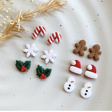 Clay Magnet Ideas Christmas, Mini Christmas Clay Ideas, Mini Clay Ideas Christmas, Model Magic Christmas Crafts, Clay Cristhmas Ideas, Fimo Clay Christmas Ornaments, Clay Christmas Charms, Holiday Clay Ideas, Diy Clay Christmas Earrings