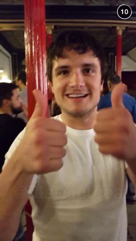 Josh Hutcherson in Spain 4/15/15 Sean Anderson, Mike Schmidt, Shia Labeouf, Hunger Games 3, Peeta Mellark, Logan Lerman, Fnaf Movie, Josh Hutcherson, Amanda Seyfried