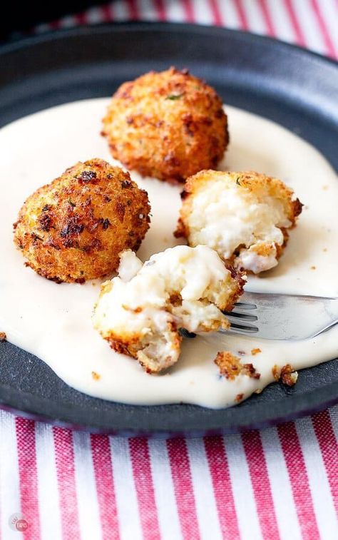 Cheesy Alfredo Arancini are perfect as an appetizer or a comforting meal!  These are even healthier because I use an Alfredo sauce made with cauliflower and cooked in the air fryer! #arancini #easy #Italian #Sicilian #baked #recipe #airfryer #riceballs #vegetarian #cauliflower #ad @Bertolli #BertolliSundaySupper Oreo Cheesecake Dip, Alfredo Rice, Risotto Balls, Spiced Walnuts, Arancini Recipe, Cheesecake Dip, Savory Tart, Cheesy Sauce, Cheesecake Desserts