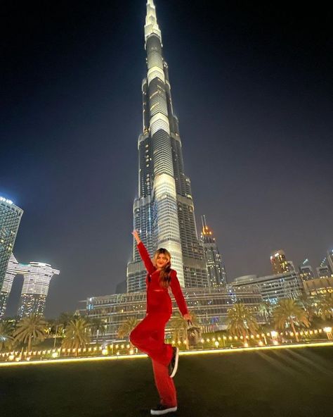 Burj Khalifa Poses, Burj Khalifa Photo Ideas, Burj Khalifa Outfit Ideas, Dubai Frame Photo Ideas, Burj Khalifa Photography, Dubai Photography Ideas, Dubai Pics, Dubai Picture Ideas, Dubai Couple