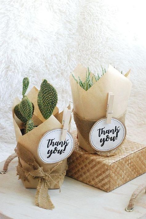 16 Cool Indie Wedding Ideas Perfect For Autumn Weddings - Princessly Gourmet Gift Box, Coffee Gift Basket, نباتات منزلية, Succulent Gift, Free Printable Tags, Chocolate Gifts Basket, Indie Wedding, Tags Diy, Gourmet Gift Baskets