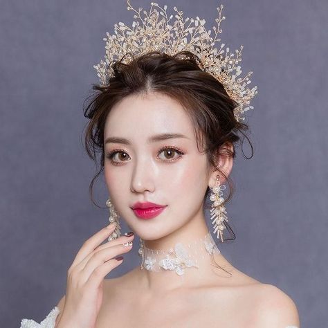 Korean Wedding Crown, Korean Bride Makeup, Wedding Hair Ornaments, Korean Wedding Hair, Braid Crown, Gold Crowns, Wedding Hairstyles With Crown, Hair Ornaments Wedding, Korean Princess