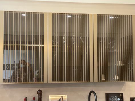 Aluminium Profile Shutter Kitchen, Fluted Glass Kitchen Cabinets, Fluted Glass Wardrobe, Glass Upper Kitchen Cabinets, Kitchen Crockery Unit Design, Rendering Ideas, Laminate Kitchen Cabinets, Tall Kitchen Cabinets, Kitchen Loft