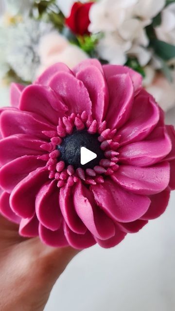 Piya on Instagram: "Here's another American buttercream flower using curved petal 123 🌸   #flowers#buttercream#florals#cakes#cupcakes#foodbloggers" Buttercream Flowers On Cake, Flower Cupcakes Ideas, Work Cupcakes, Cupcake Decorating Techniques, Cupcake Flowers, Flower Piping, Cupcake Tower Wedding, Cake Decorating Flowers, Frosting Flowers