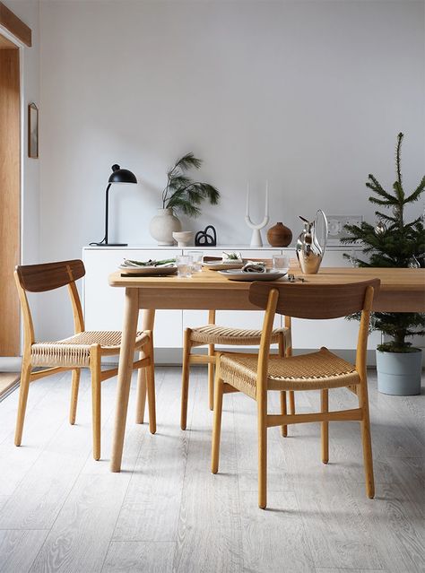 These beautiful walnut CH23 dining chairs designed by Hans J. Wegner create a soft and inviting look in a Scandinavian dining room. They bring a touch of warmth to the space with its natural materials and perfect to sit here in the mornings with a cup of coffee and a scented candle. Styling and photo by @hegeinfrance #carlhansenandson #CH23 #HansJWegner Hans Wegner Chair Dining Rooms, Minimal Dining Room, Diner Kitchen, Minimal Dining, Christmas At Home, Walnut Dining Chairs, Scandinavian Dining, Dining Design, Carl Hansen