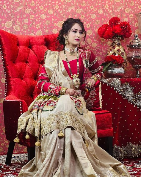 Indian Designer Sarees Wedding, Beautiful Blouse Designs, Best Indian Wedding Dresses, Long Blouse Designs, Bridal Lehenga Designs, New Saree Blouse Designs, Lehenga Designs Simple, Traditional Blouse Designs, Anarkali Dress Pattern