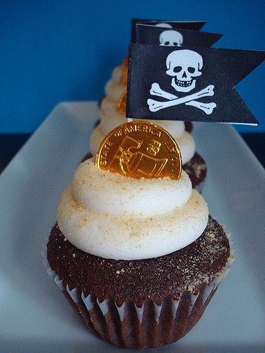 Flag Cupcakes, Pirate Cupcakes, Pirate Food, Pirate Birthday Cake, Pirate Cupcake, Pirate Themed Birthday Party, Pirate Themed Birthday, Blue Frosting, Gold Chocolate