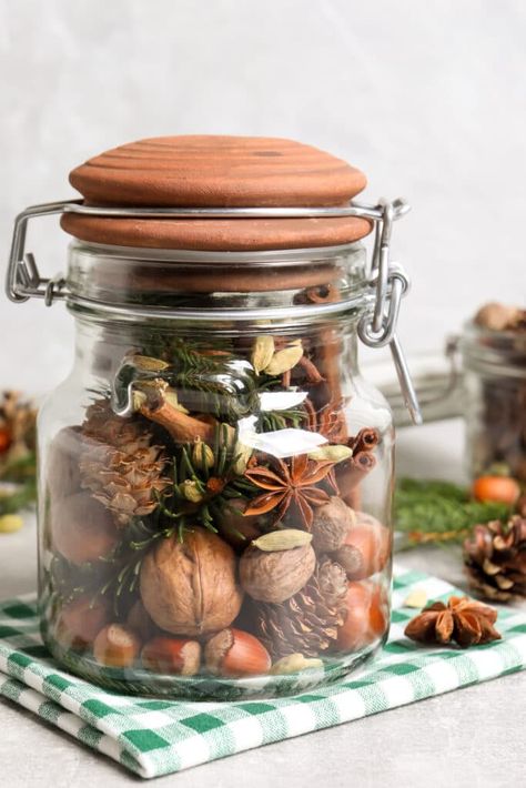 Potpourri Diy, How To Make Potpourri, Fall Potpourri, Potpourri Decoration, Dried Potpourri, Homemade Potpourri, Natural Holiday Decor, Simmer Pot Recipes, Potpourri Recipes