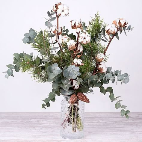 January Table Centerpieces For Home, Navidad Natural, Christmas Bouquet, Cotton Stems, Christmas Flower Arrangements, Winter Bouquet, Christmas Interiors, Natural Christmas, Christmas Inspo