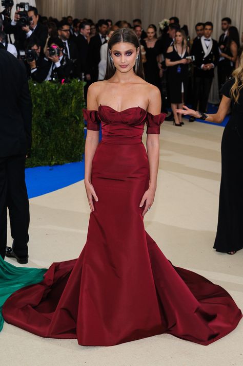 Taylor Hill Style, Only Angel, Highest Version, Met Gala Dresses, Gala Outfit, Winter Formal Dresses, Victoria's Secret Angel, Rei Kawakubo, Taylor Hill