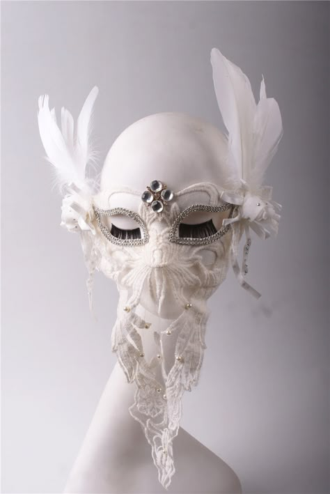 Masquerade Aesthetic, White Masquerade Mask, Masquerade Outfit, Mask For Halloween, Ball Mask, Feather Mask, Bird Masks, Ball Ideas, Royal Beauty