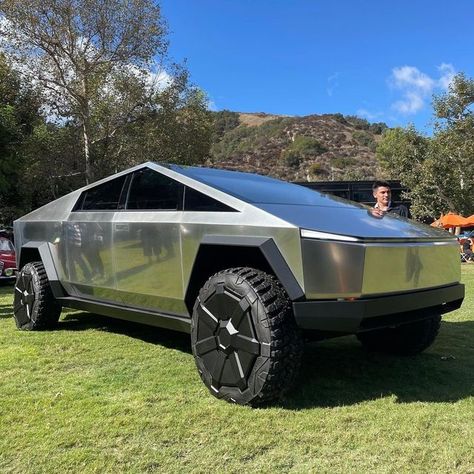 Tesla Suv, Electric Car Design, Rich Cars, Rally Raid, Tesla Cybertruck, Industrial Design Trends, Cool Car Accessories, Tesla Roadster, High End Cars