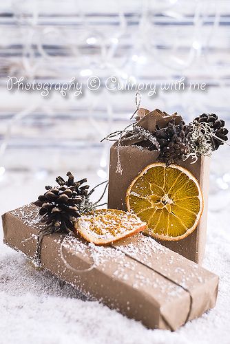 Next year I will wrap all my presents this way! My house will smell soooo good! Rustic Gift Wrapping, Orange Christmas, Gift Wrapping Inspiration, Creative Gift Wrapping, Diy Gift Wrapping, Holiday Gift Wrap, Wrapping Ideas, Noel Christmas, Brown Paper