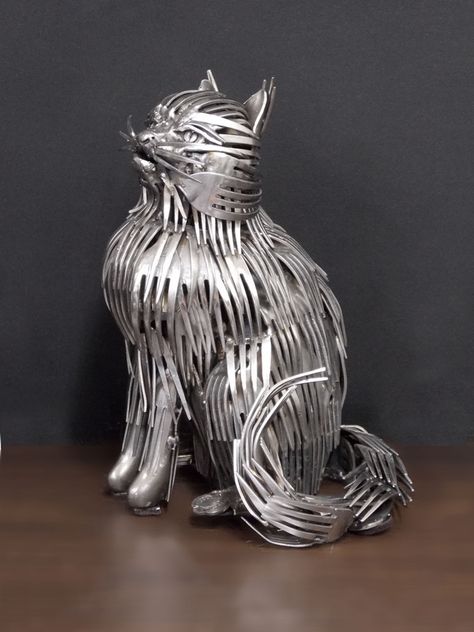 These beautiful animal sculptures were created with forks,knives,and spoons by Ohio-based artist Gary Hovey. He cuts and welds them into amazingly realistic animal sculptures.. Flatware Art, Metal Sculpture Artists, Fork Art, Welded Art, Cutlery Art, Silverware Crafts, Flatware Jewelry, Silverware Art, Spoon Art