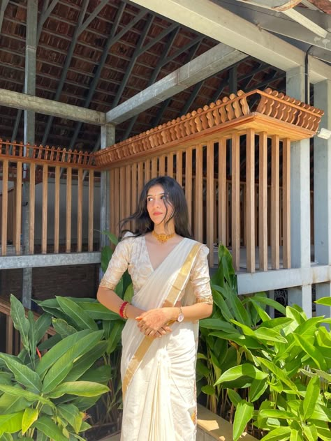 White Golden Blouse Designs, Kerala Saree With Golden Blouse, Onam Saree Styling, Saree For Onam Celebration, Kerala Saree Styling, Onam Salwar, Convocation Saree Ideas, Onam Blouse, Onam Sarees