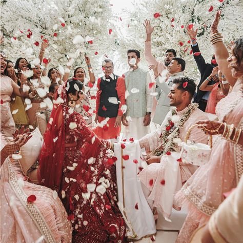 Indian Wedding Pictures Poses, Wedding Photo Ideas Indian, Indian Family Photoshoot, Indian Family Photography, Indian Wedding Photo Ideas, Indian Wedding Family Photos, Indian Wedding Photo Ideas Family, Family Photo Wedding Indian, Bride Family Photos Indian