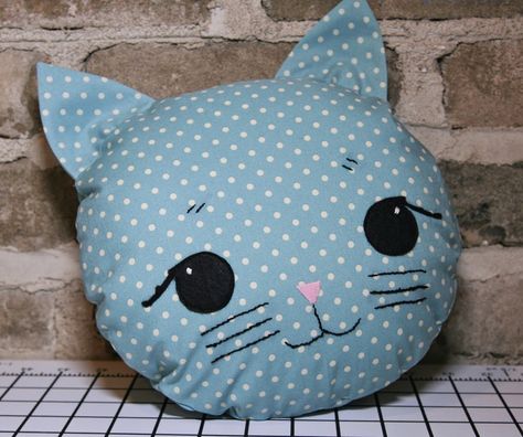 Gray Gables: Easy, Quick, and Adorable Kitty Pillow Diy Cat Pillow, Diy Kids Pillows, Cat Pillow Pattern, Kitty Pillow, Childrens Pillows, Sewing Cushions, Sewing Stuffed Animals, Bantal Sofa, Fabric Toys